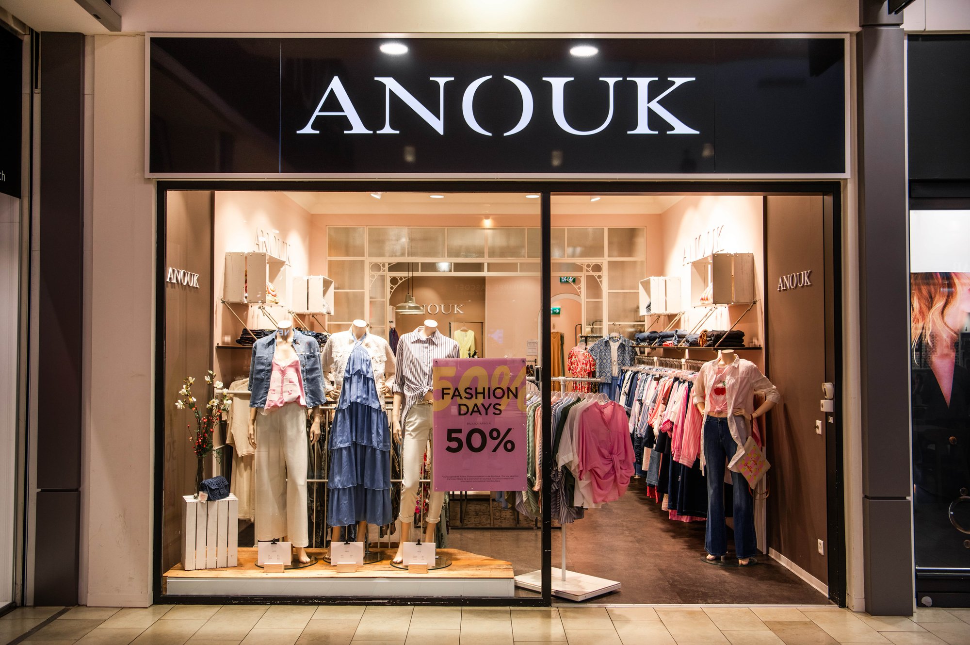 Anouk Outside Monthey-min